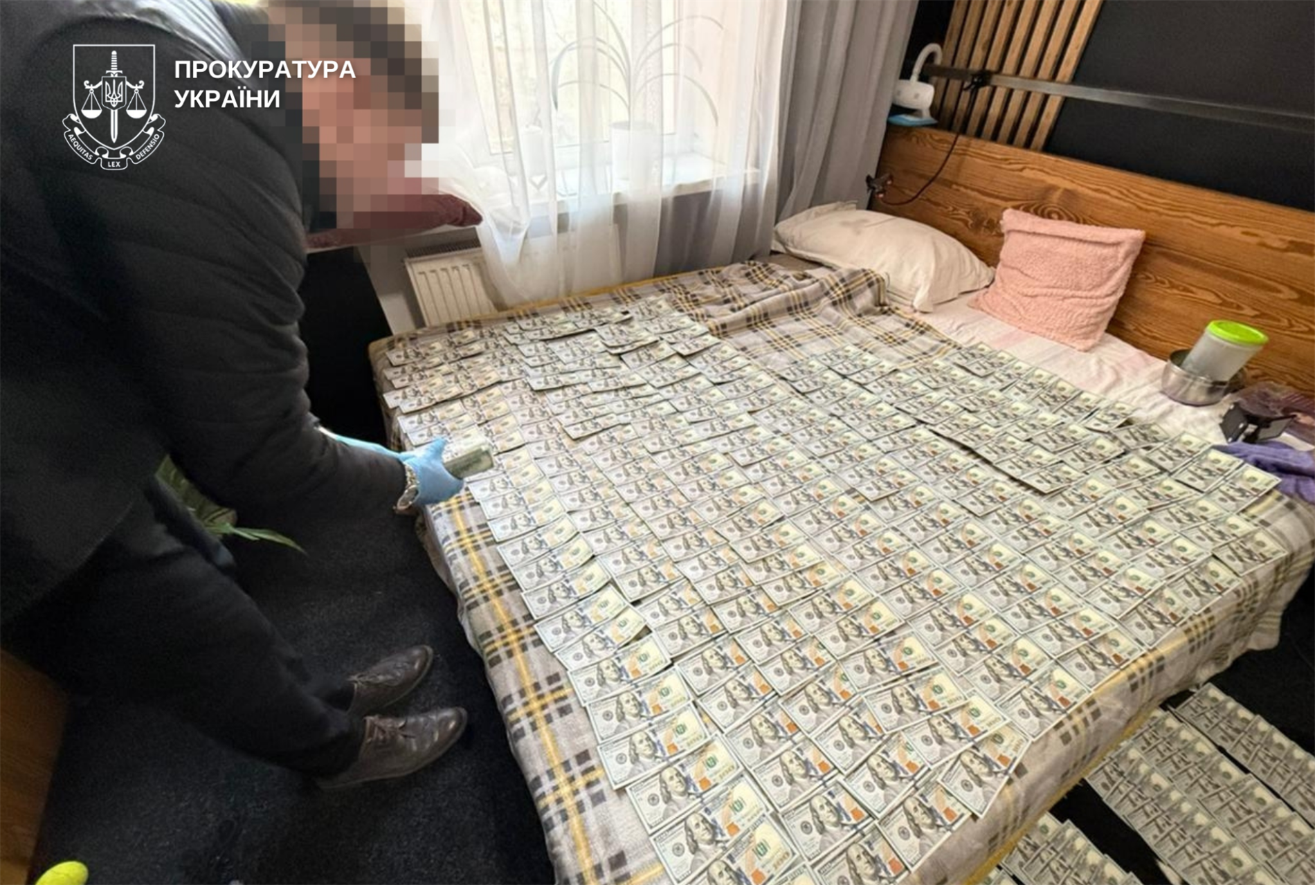 Жительку Хмельниччини затримали за переправлення ухилянтів та вирощування конопель