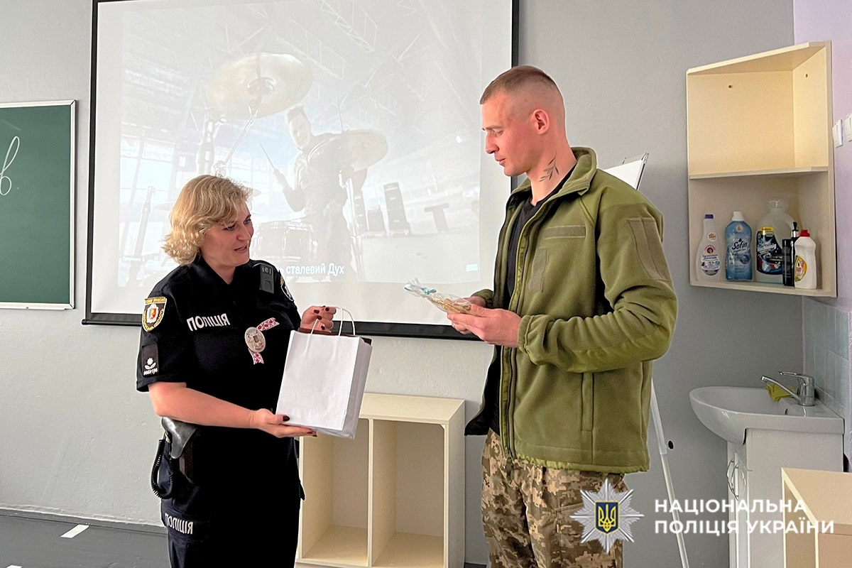 У Нетішині освітні офіцери організували зустріч школярів із молодим добровольцем