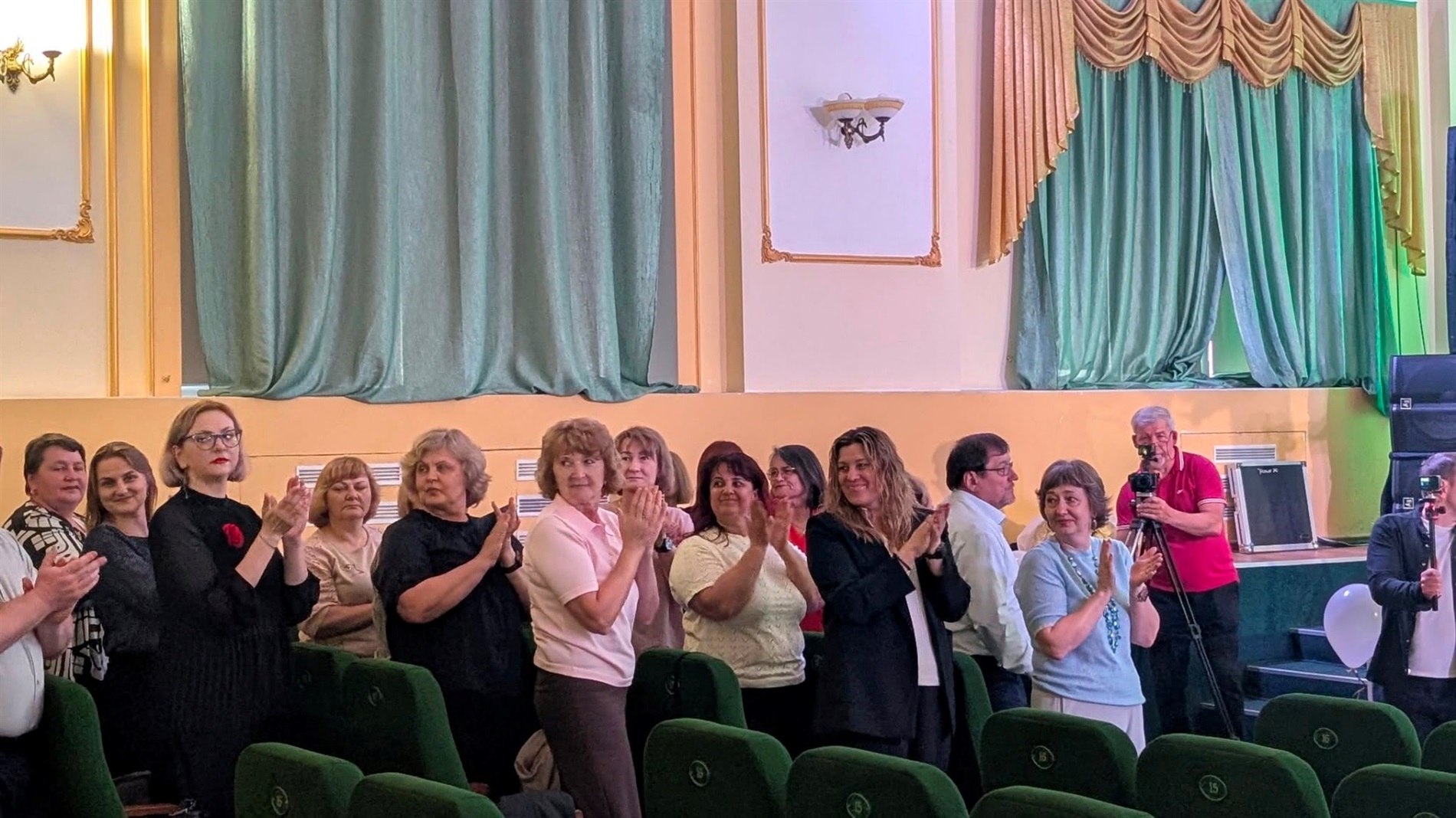 У Славутській громаді одинадцятикласникам урочисто вручили атестати та відзнаки «Юна надія»