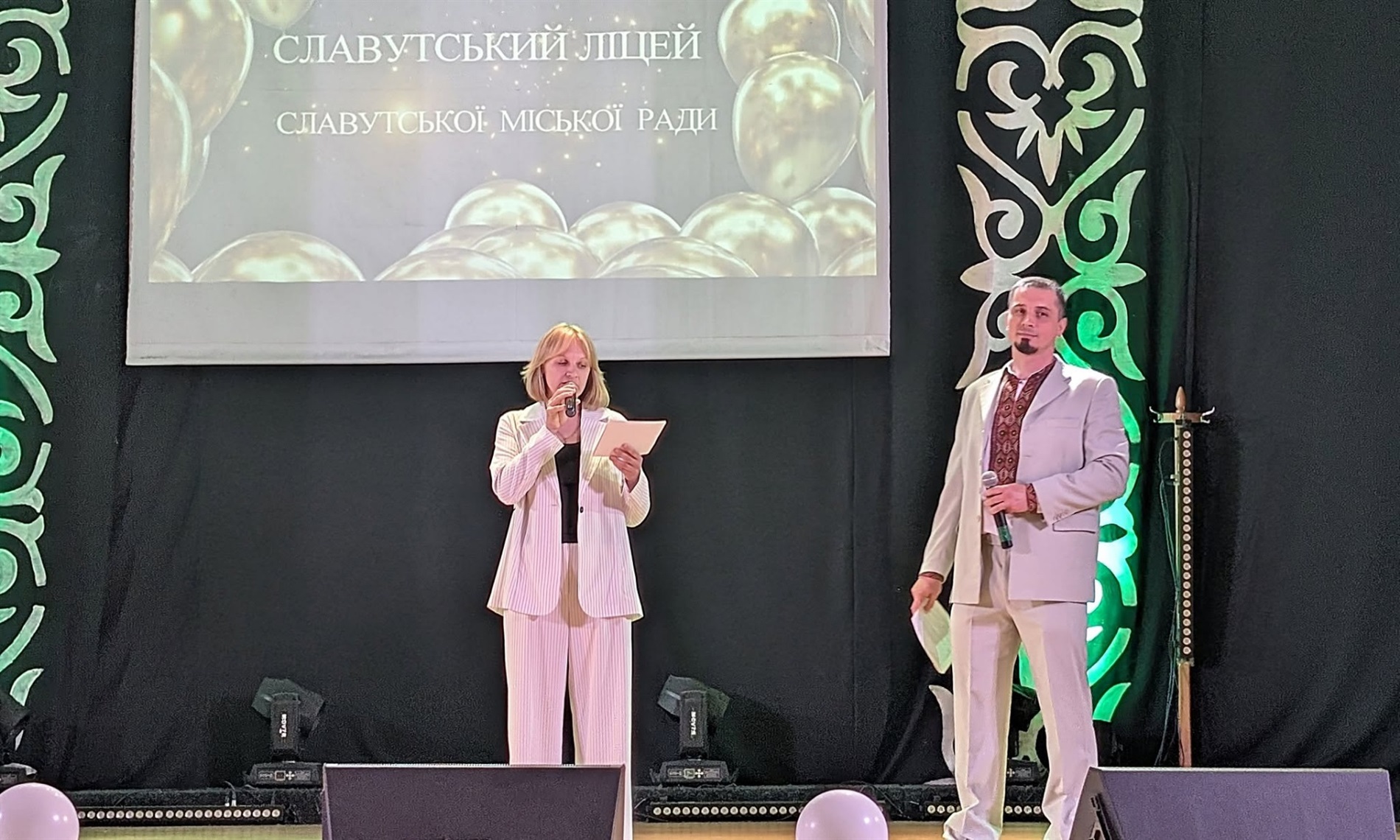 У Славутській громаді одинадцятикласникам урочисто вручили атестати та відзнаки «Юна надія»