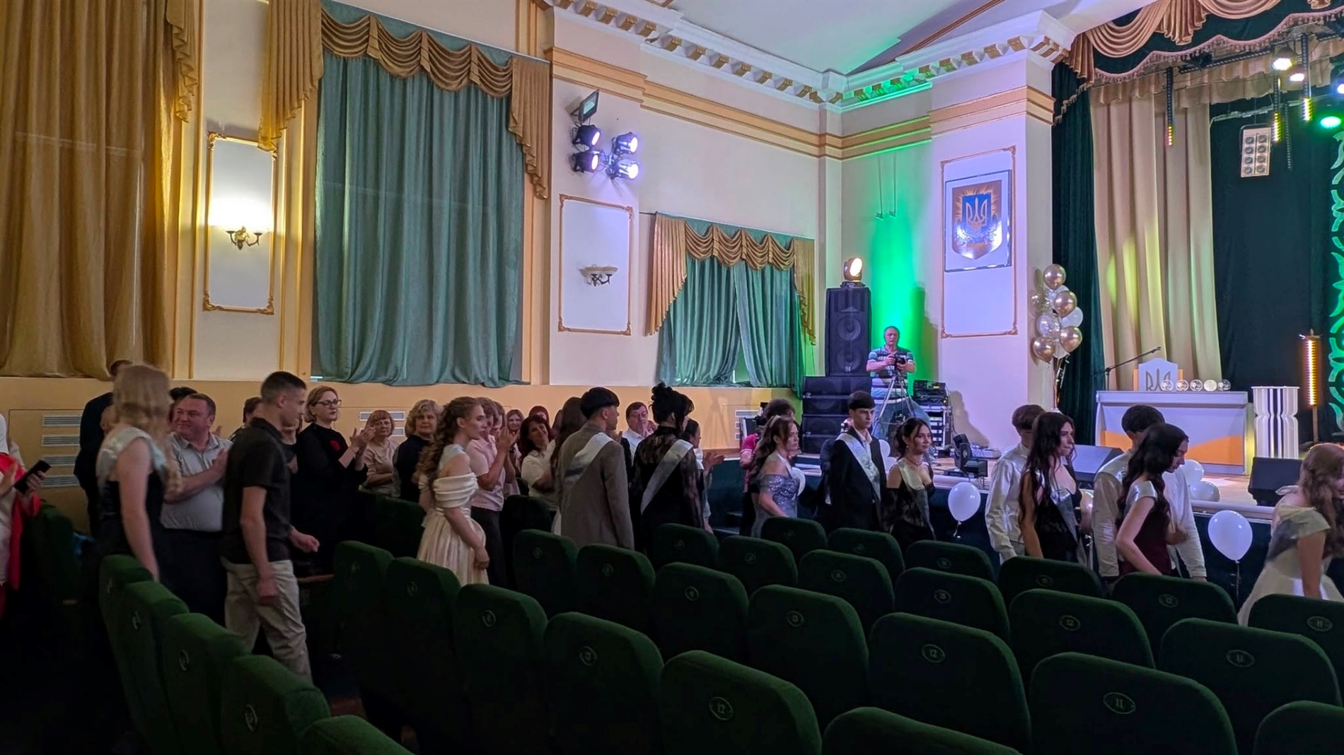 У Славутській громаді одинадцятикласникам урочисто вручили атестати та відзнаки «Юна надія»