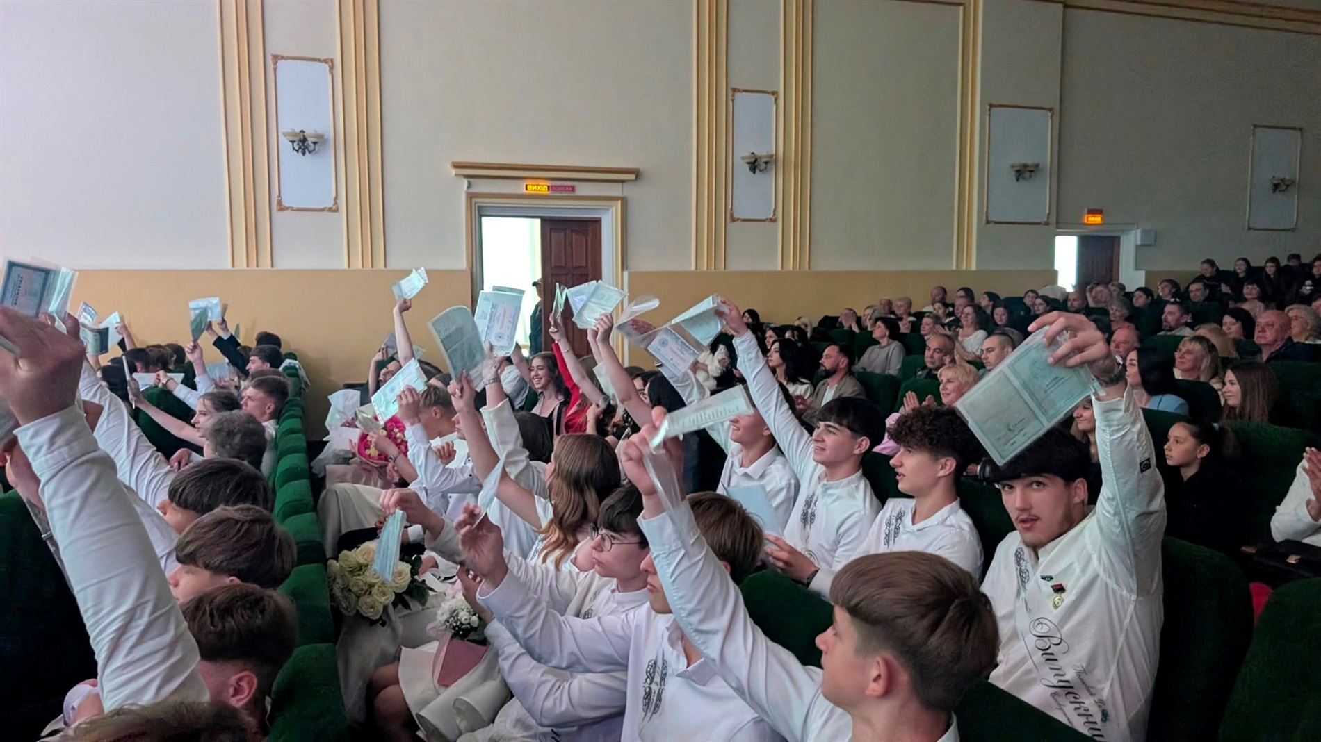 У Славутській громаді одинадцятикласникам урочисто вручили атестати та відзнаки «Юна надія»