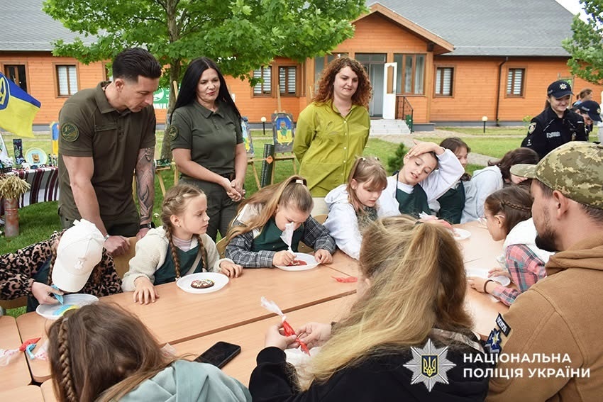 У Славуті поліцейські організували арттерапевтичну зустріч ветеранів з дітьми