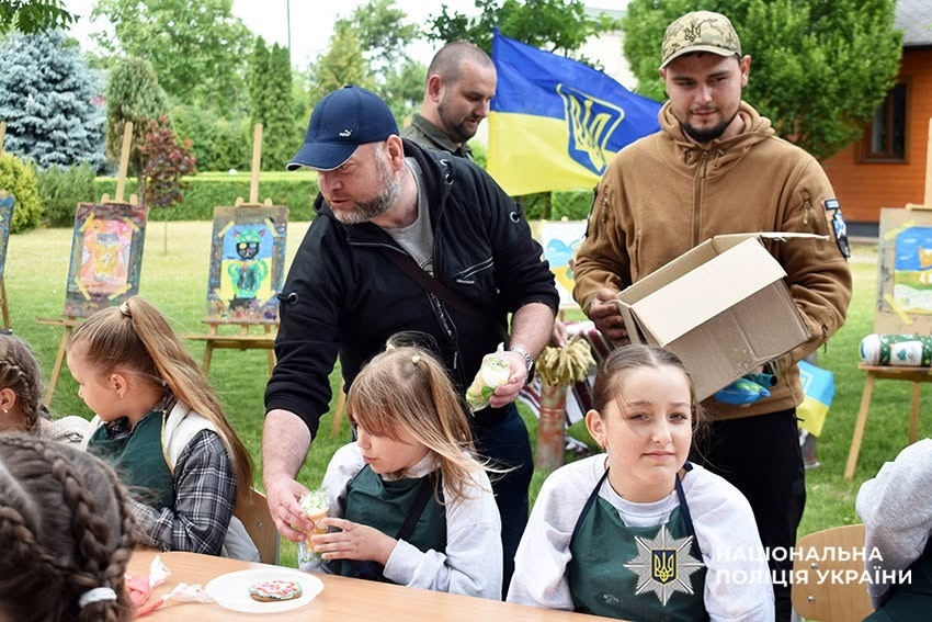 У Славуті поліцейські організували арттерапевтичну зустріч ветеранів з дітьми