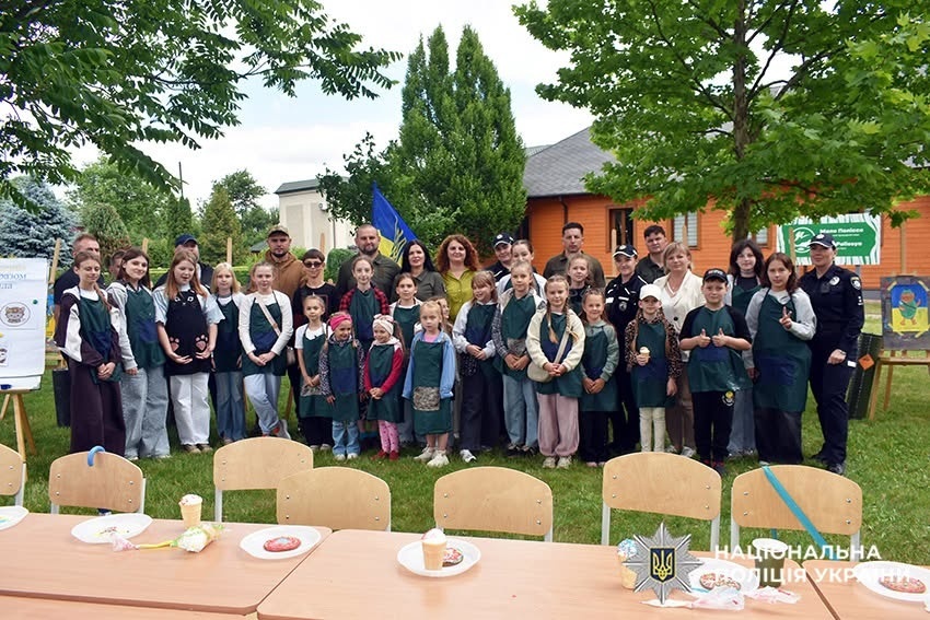 У Славуті поліцейські організували арттерапевтичну зустріч ветеранів з дітьми