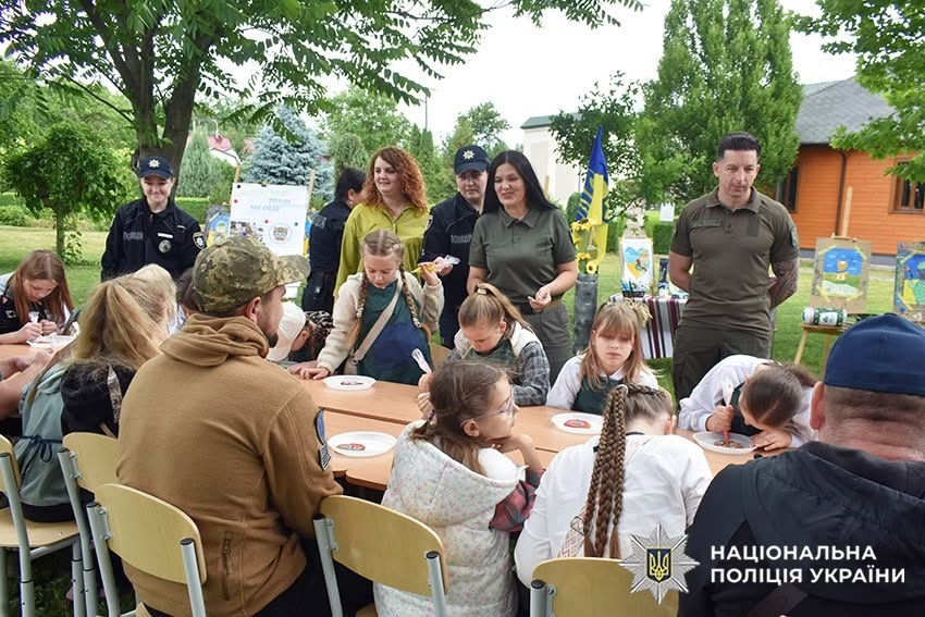 У Славуті поліцейські організували арттерапевтичну зустріч ветеранів з дітьми