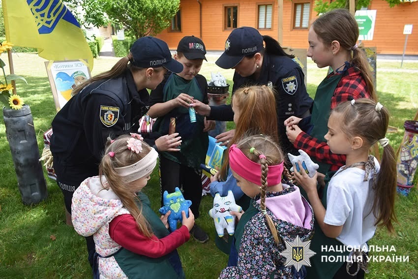 У Славуті поліцейські організували арттерапевтичну зустріч ветеранів з дітьми