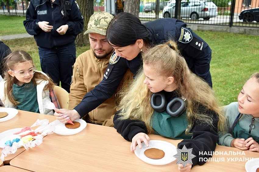 У Славуті поліцейські організували арттерапевтичну зустріч ветеранів з дітьми