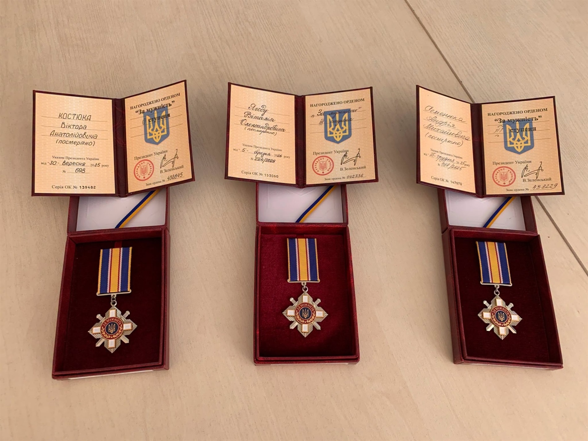 У Славуті для рідних полеглих захисників України вручили державні нагороди