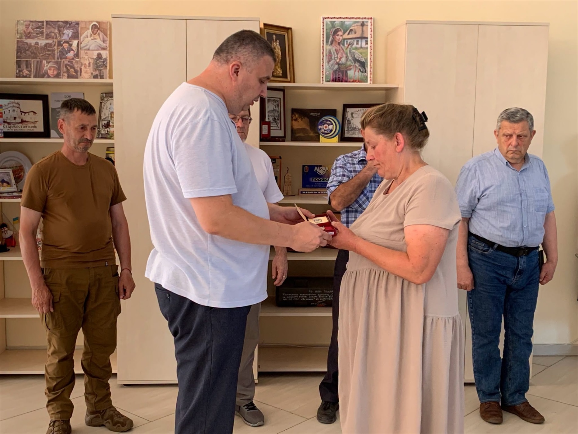 У Славуті для рідних полеглих захисників України вручили державні нагороди