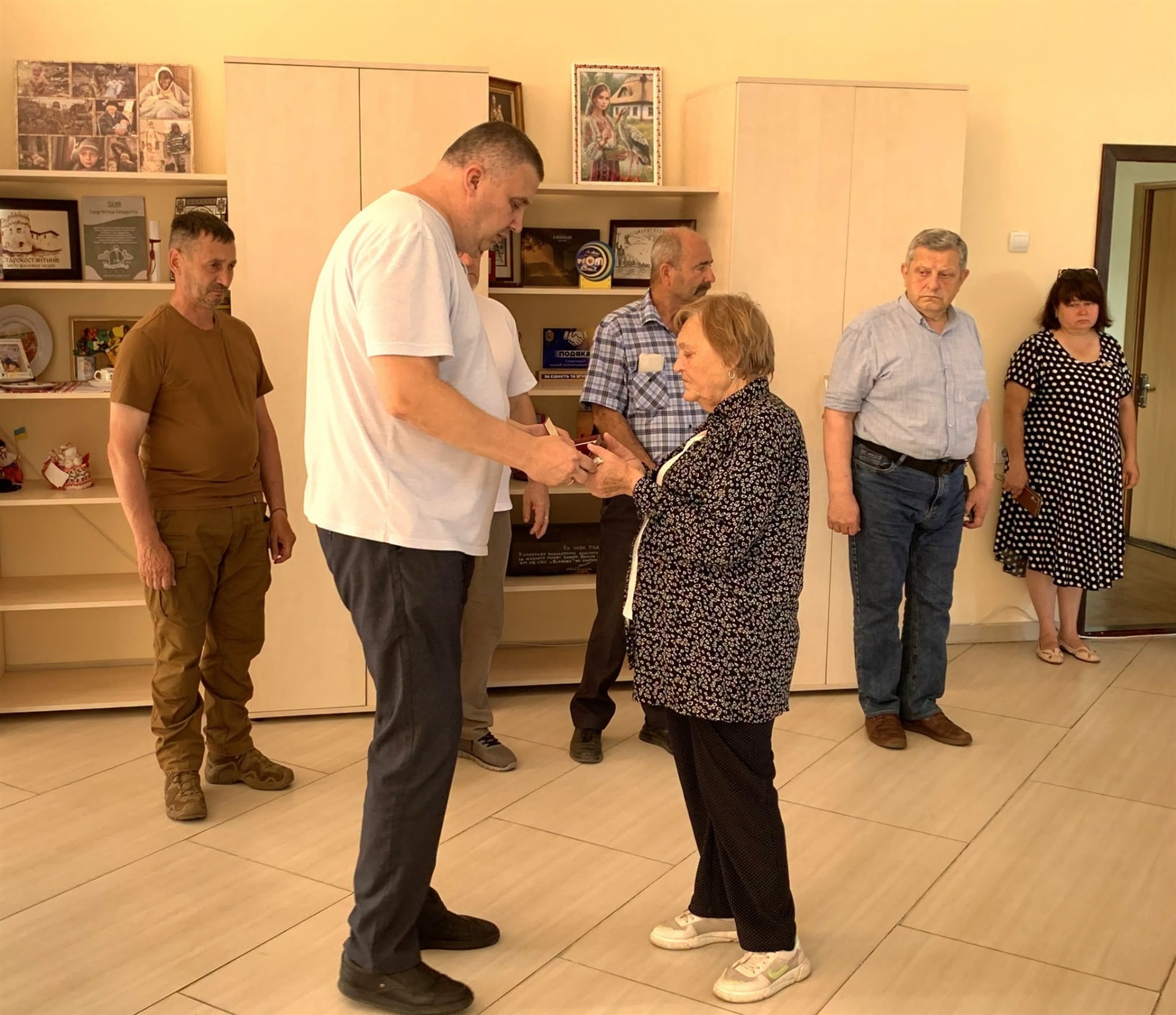 У Славуті для рідних полеглих захисників України вручили державні нагороди