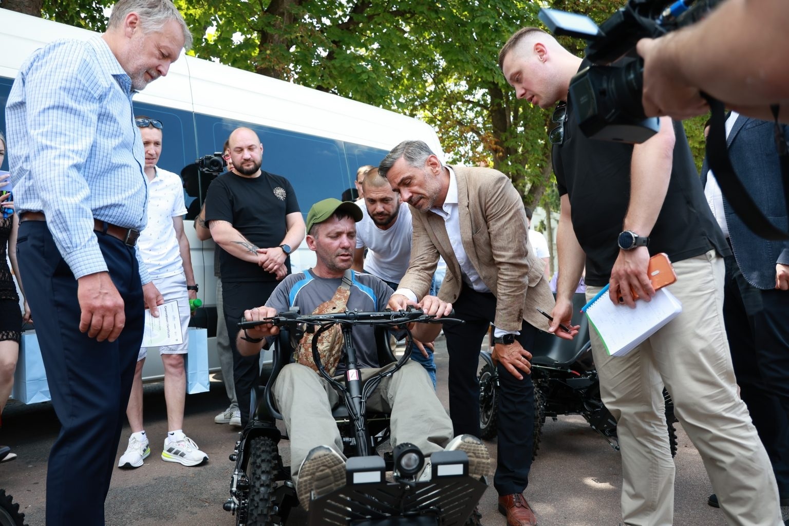 Хмельниччина отримала спеціалізовані електричні транспортні засоби для ветеранів
