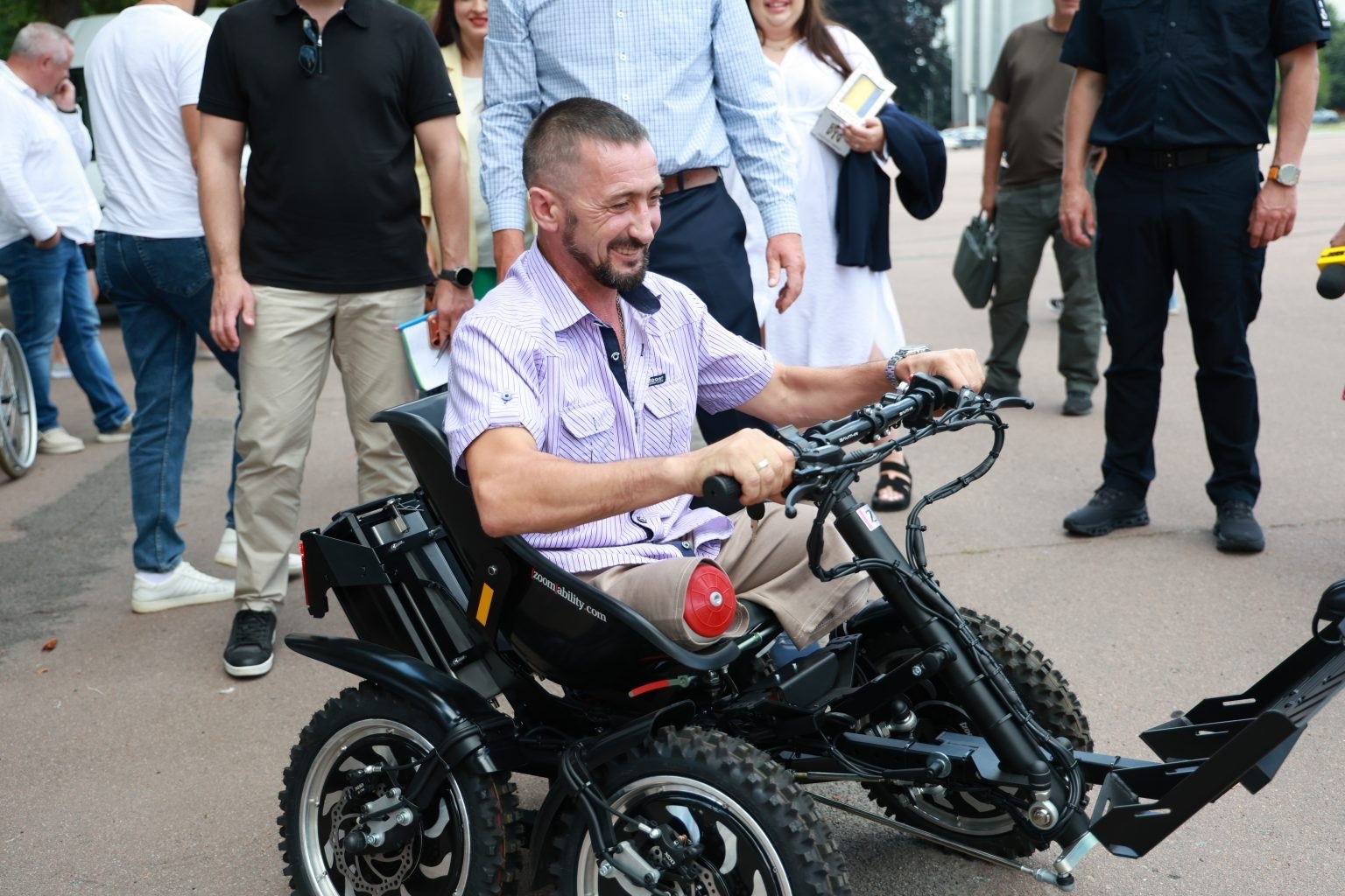 Хмельниччина отримала спеціалізовані електричні транспортні засоби для ветеранів