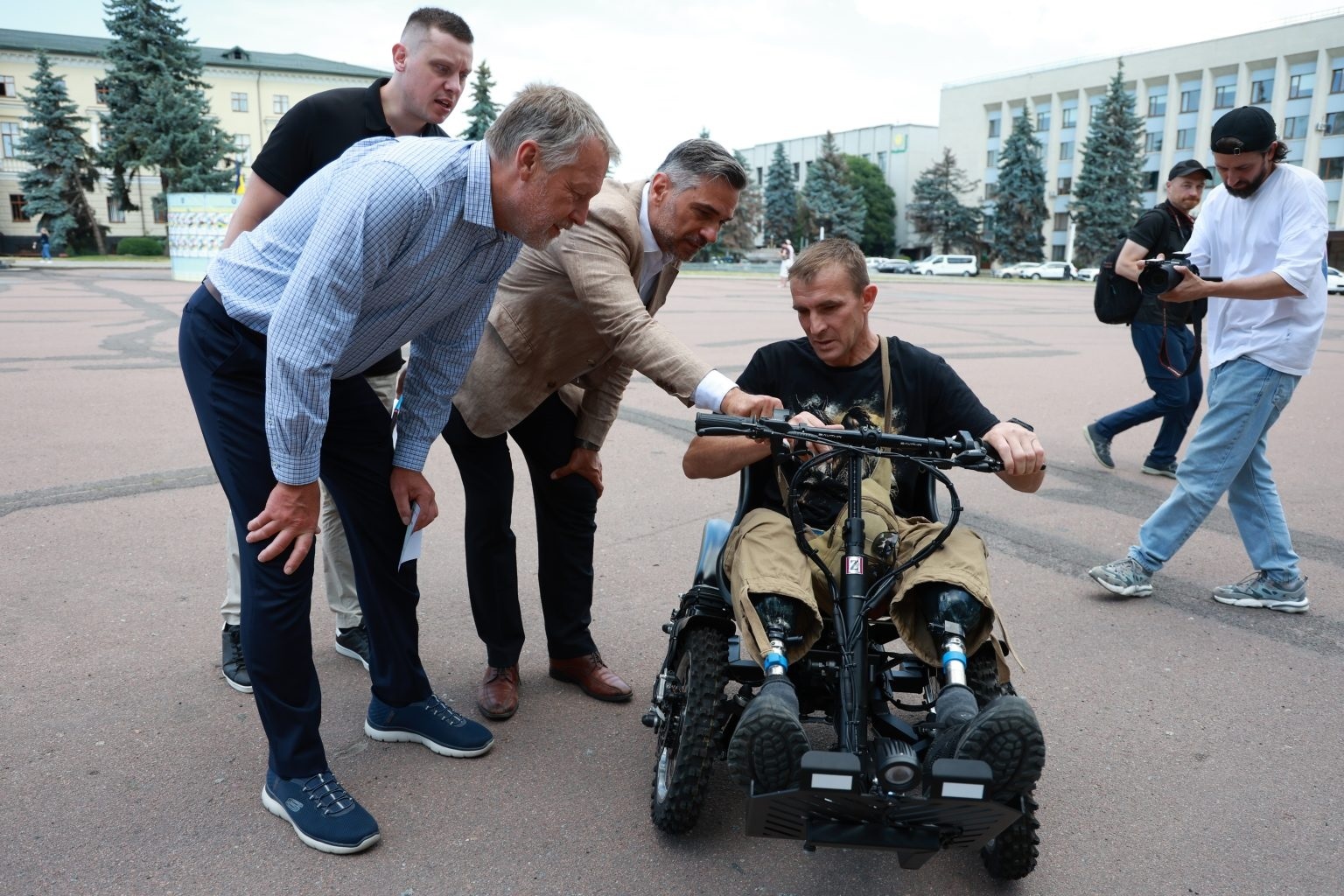 Хмельниччина отримала спеціалізовані електричні транспортні засоби для ветеранів