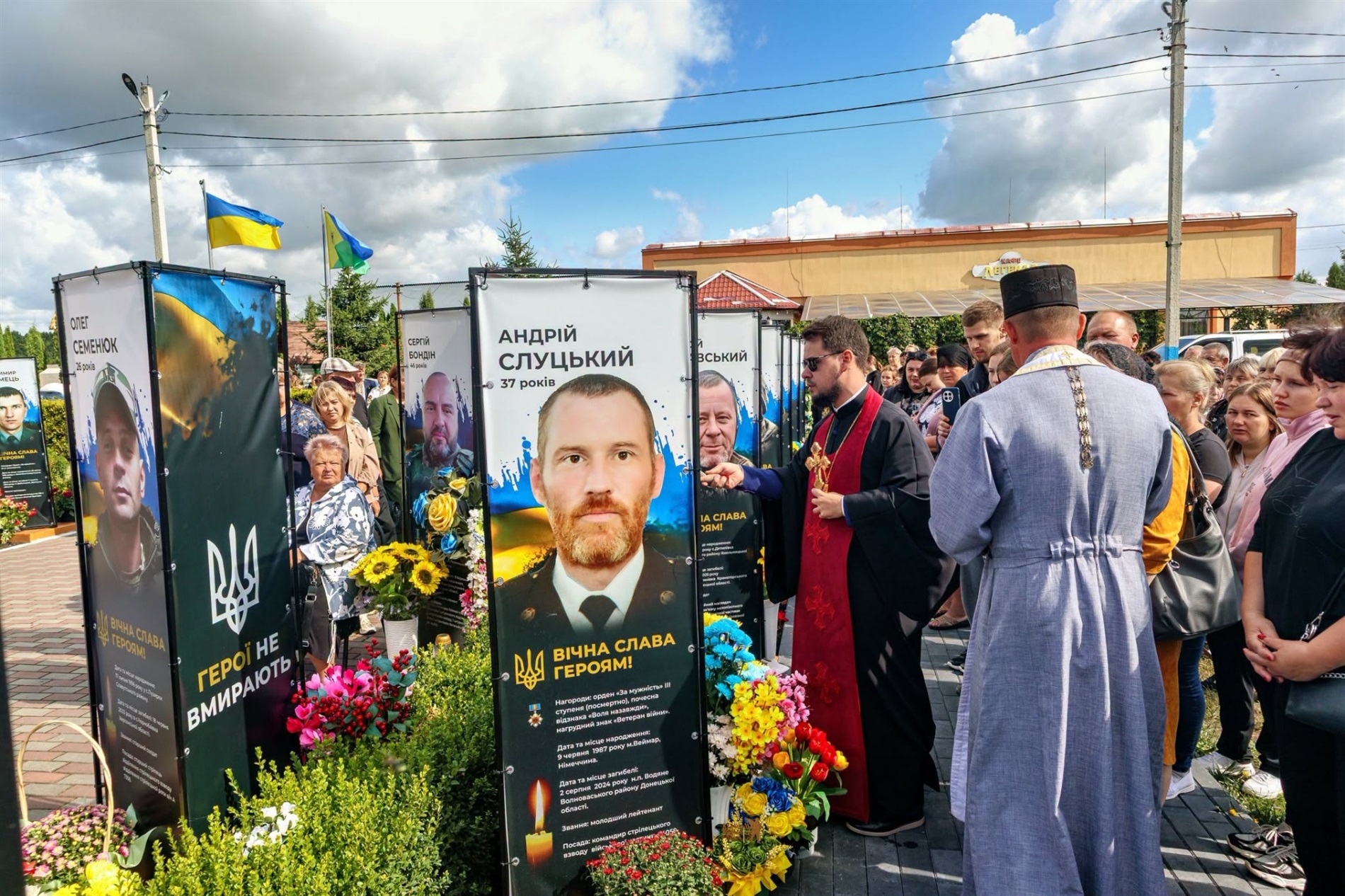 В Улашанівській громаді оновили Алею Пам’яті та встановили нові банери Героїв