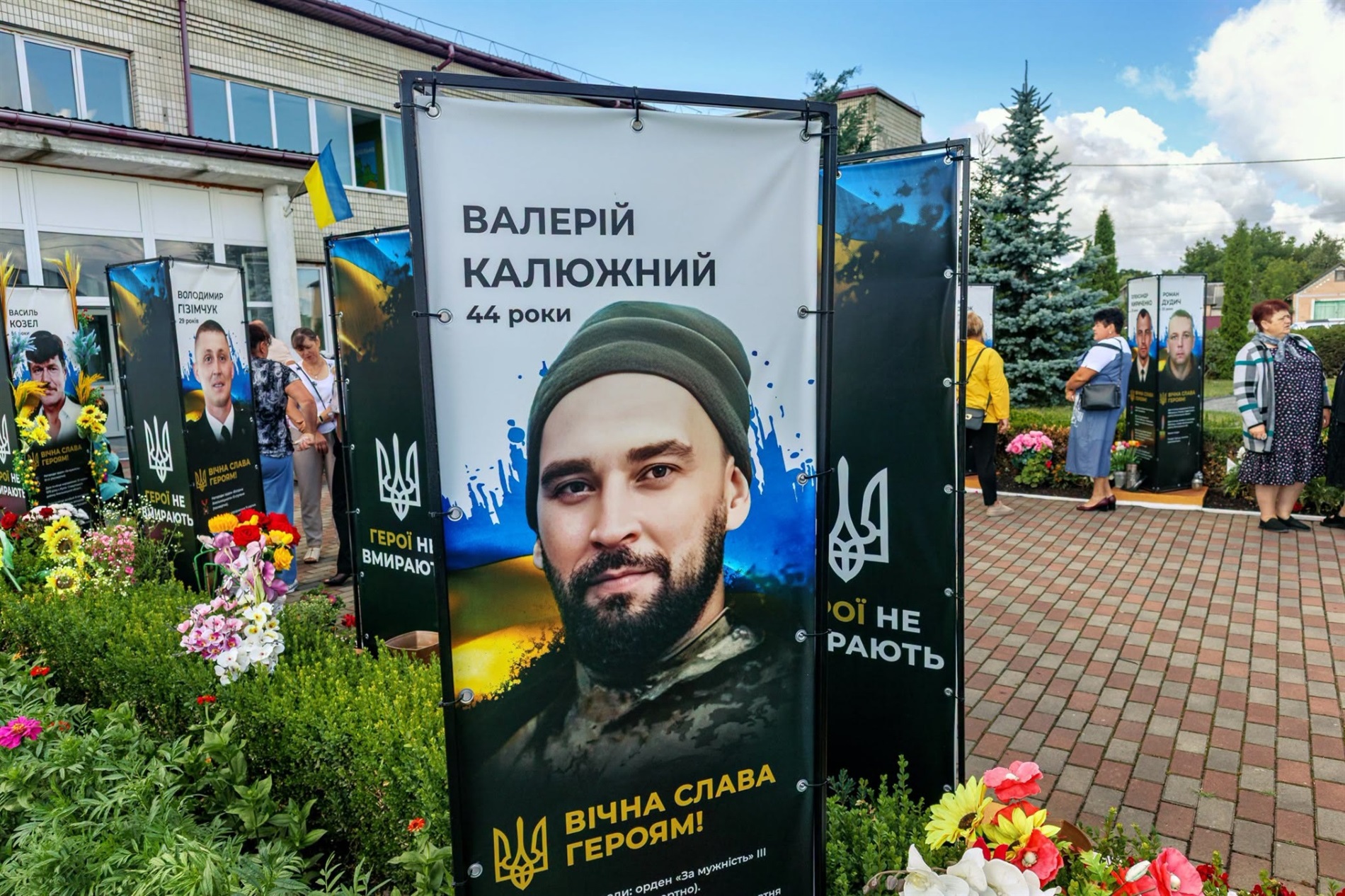 В Улашанівській громаді оновили Алею Пам’яті та встановили нові банери Героїв