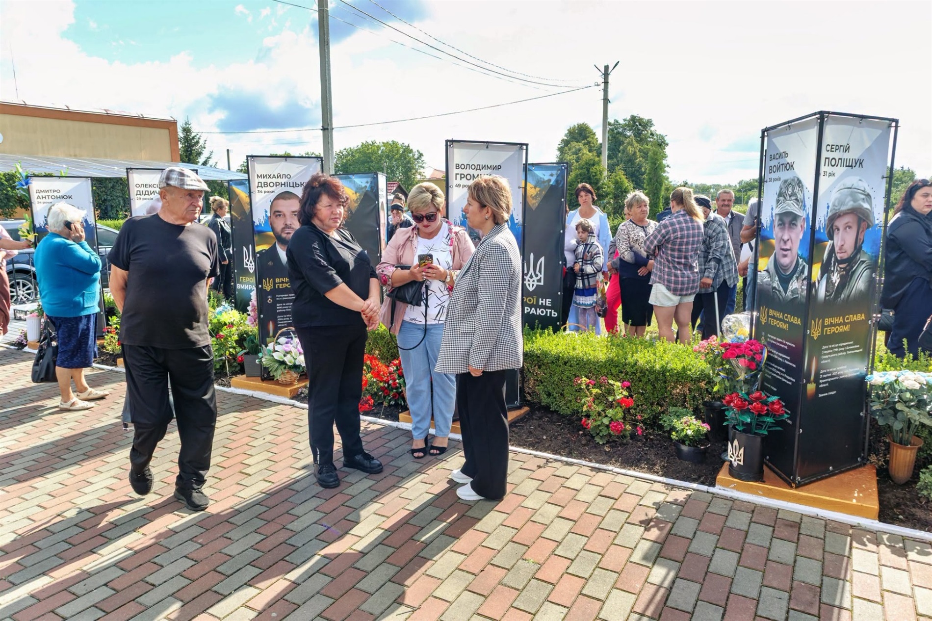 В Улашанівській громаді оновили Алею Пам’яті та встановили нові банери Героїв