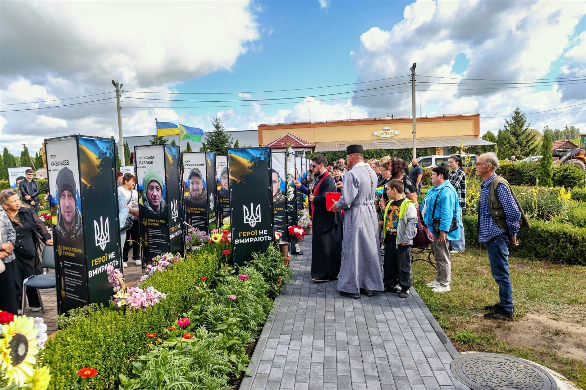 В Улашанівській громаді оновили Алею Пам’яті та встановили нові банери Героїв