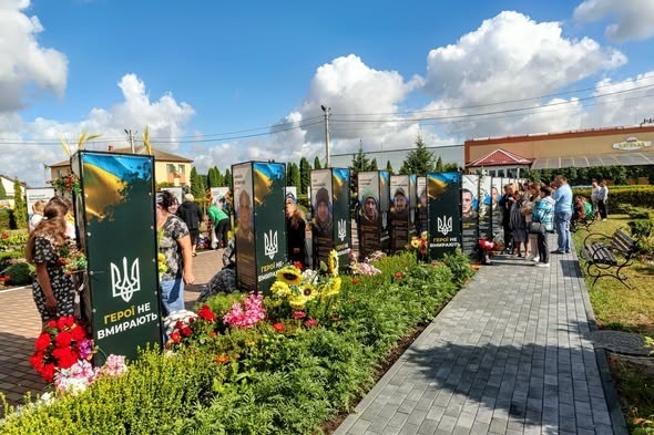 В Улашанівській громаді оновили Алею Пам’яті та встановили нові банери Героїв