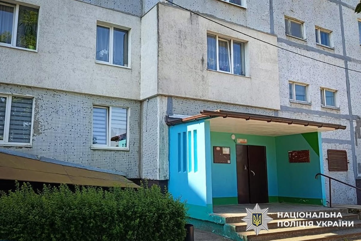 У Нетішині поліцейські затримали зловмисника, який ножем поранив сусідку